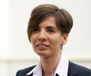 Zagreb, 04.05.2012 - Nastavak suðenja bivem premijeru Ivi Sanaderu optuenom za ratno profiterstvo u sluèaju Hypo te uzimanje mita u sluèaju Ina-MOL, na upanijskom sudu u Zagrebu. Na slici svjedokinja, djelatnica MOL-a zaduena za razvoj plinskog poslovanja MOL-a Katalin Tamas (L) tijekom suðenja.
foto FaH/ Damir SENÈAR /ds
