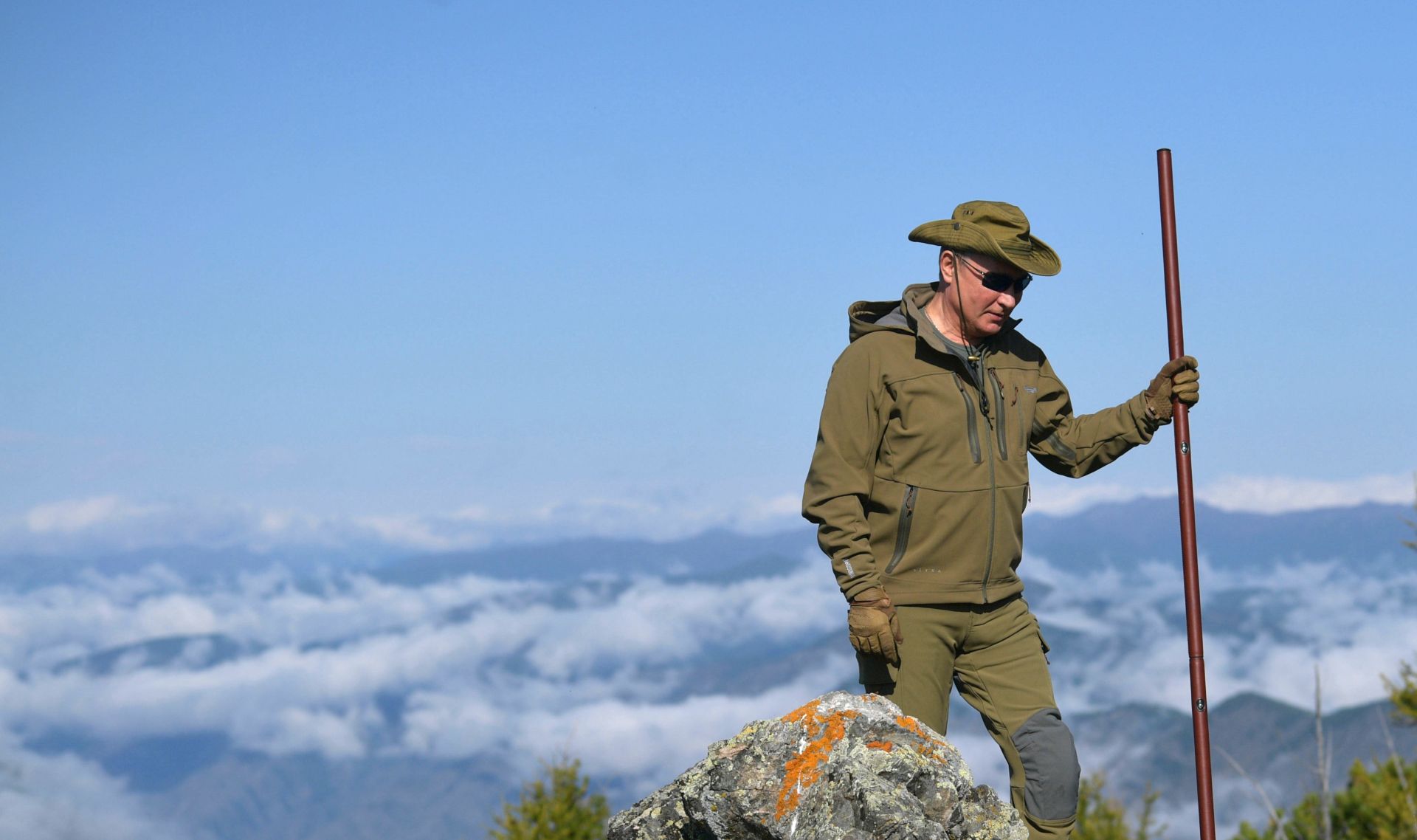 epaselect epa07903019 Russian President Vladimir Putin enjoys a walk during his leisure time in the Siberian Taiga area, Tyva Republic, Russia, 07 October 2019.  EPA/ALEXEY DRUZHINYN /SPUTNIK/KREMLIN / POOL MANDATORY CREDIT