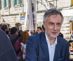 Sinj, 11.10.2019. - Povodom otkrivanja biste dr. sc. Marka Veselice u Sinju je boravio i predsjednički kandidat Miroslav Škoro. Na fotografiji Miroslav Škoro foto HINA/ Miroslav LELAS/ lm
