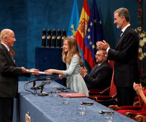 epa07930931 Spain's Crown Princess Leonor (2-L) presents US-Cuban sociologist Alejandro Portes (L) the Princess of Asturias 2019 Award for Social Sciences as her parents, King Felipe VI (2-R) and Queen Letizia (R), applaud during the 39th Princess of Asturias Awards ceremony at the Campoamor Theater in Oviedo, Asturias, northern Spain, 19 October 2019. The Princess of Asturias Awards are given every year to personalities or organizations from all around the world who make significant achievements in the sciences, arts, literature, humanities and sports.  EPA/Ballesteros