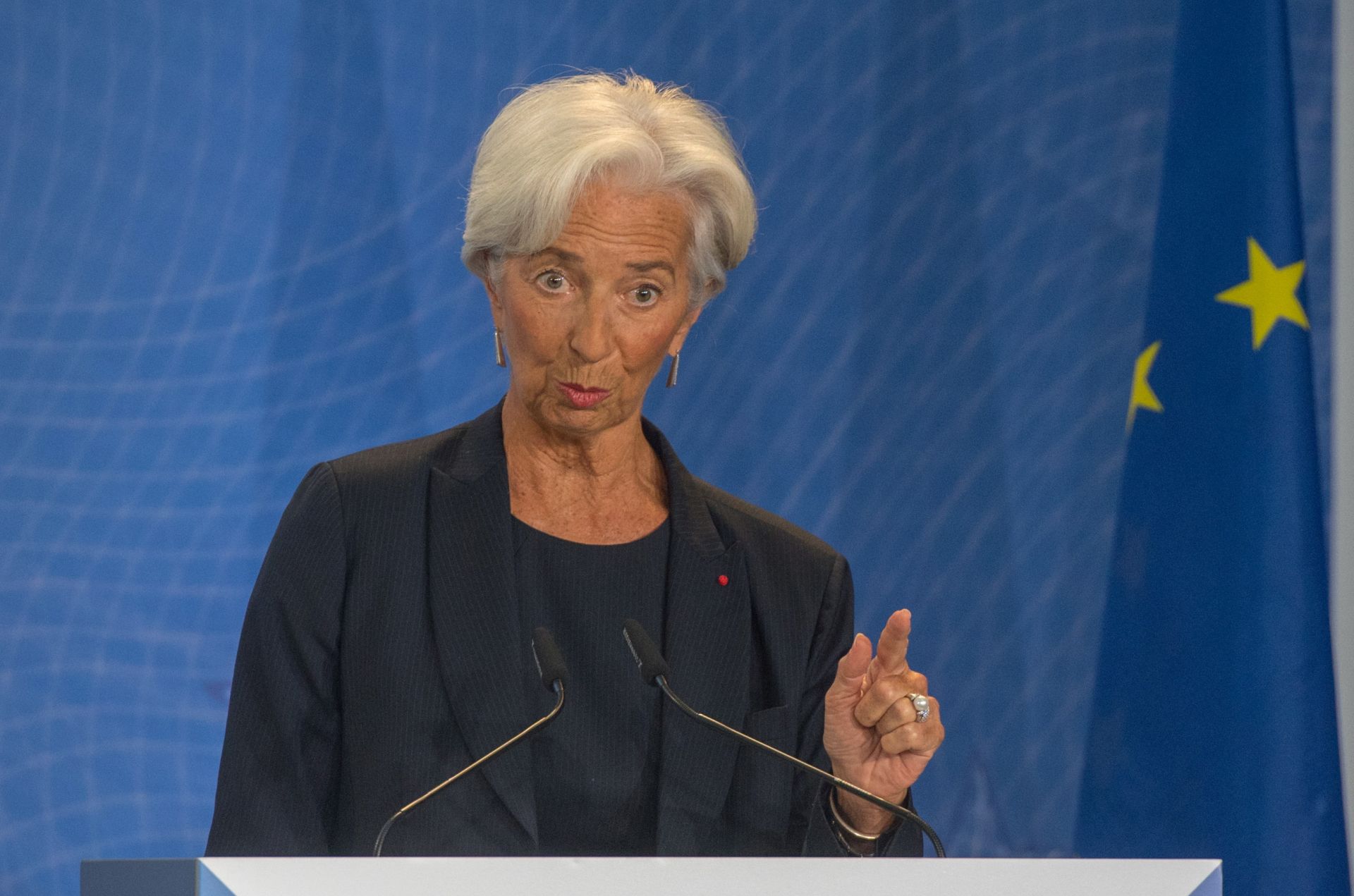 epa07957420 Christine Lagarde, outgoing ECB president Mario Draghi's successor, speaks during Draghi's farewell and bell handing over at the headquarters of the European Central Bank, Frankfurt, Germany, 28 October 2019 (issued 29 October 2019).  EPA/BERND KAMMERER / POOL