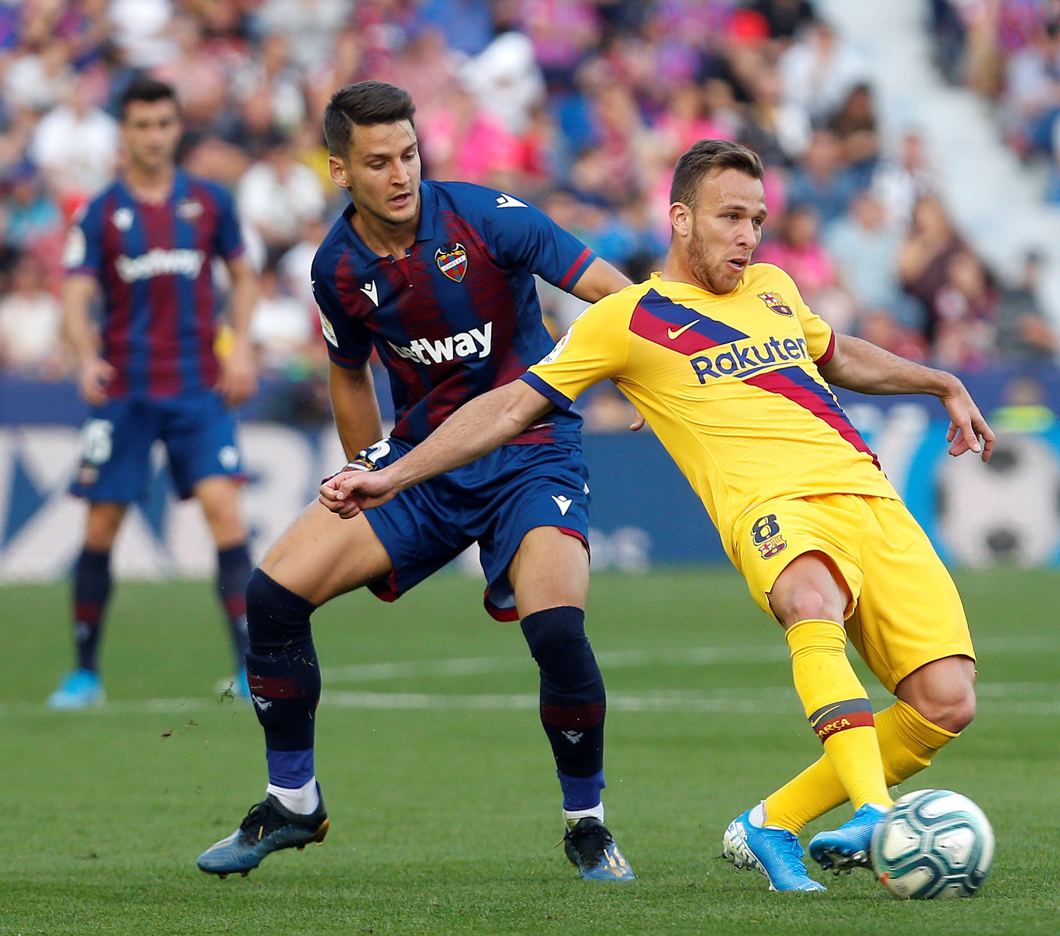 epa07967169 Levante's midfielder Nemanja Radoja (L) in action against Barcelona's midfielder Arthur Melo (R) during the Spanish LaLiga soccer match between Levante UD and FC Barcelona at Ciudad de Valencia stadium in Valencia, eastern Spain, 02 November 2019.  EPA/Miguel Angel Polo