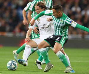 epa07968200 Real Madrid's Luka Modric (L) in action against Betis' Andres Guardado (R) during the Spanish La Liga soccer match between Real Madrid and Real Betis at Santiago Bernabeu stadium in Madrid, Spain, 02 November 2019.  EPA/JAVIER LIZON