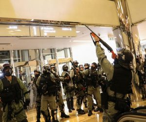 epa07969316 Riot police arrive to a shopping mall to disperse protesters during a rally against police brutality in Hong Kong, China, 03 November 2019. Hong Kong has entered a 22nd week of ongoing mass protests, originally triggered by a now withdrawn extradition bill to mainland China that have turned into a wider pro-democracy movement.  EPA/JEROME FAVRE