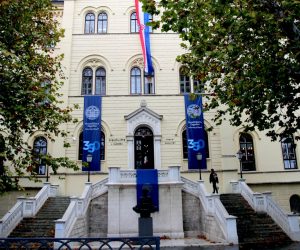 Zagreb, 04.11.2019 - U sklopu akademskog dijela proslave 350. obljetnice Sveuèilita u Zagrebu u auli Sveuèilita odrana je sveèana sjednica Senata. Na fotografiji zgrada Rektorata i Pravnog fakulteta s kninskom zastavom na proèelju. foto HINA/ Zvonimir KUHTIÆ/ zk