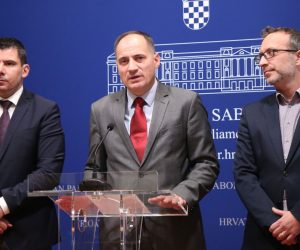 Zagreb, 05.11.2019. - U Hrvatskom saboru konferenciju za medije odrao je Klub zastupnika Mosta nezavisnih lista (NL). O temi "Rjeavanje otpada je antikorupcijsko pitanje jer caruju pogodovanje i klijentelizam, govorili su zastupnici Slaven Dobroviæ (S), Marko Sladoljev (D) i Nikola Grmoja (L). foto HINA /Zvonimir KUHTIÆ/zk