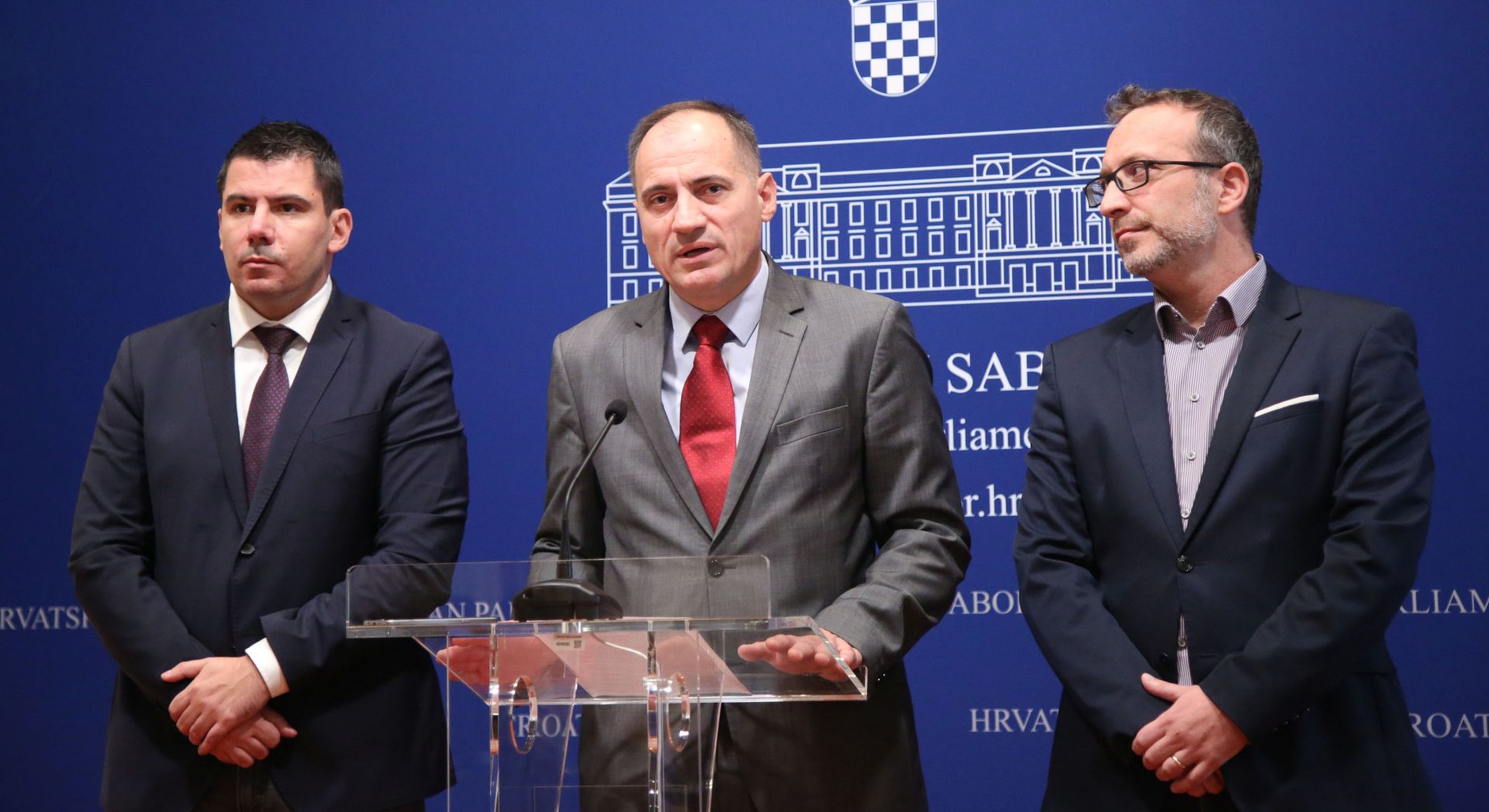 Zagreb, 05.11.2019. - U Hrvatskom saboru konferenciju za medije odrao je Klub zastupnika Mosta nezavisnih lista (NL). O temi "Rjeavanje otpada je antikorupcijsko pitanje jer caruju pogodovanje i klijentelizam, govorili su zastupnici Slaven Dobroviæ (S), Marko Sladoljev (D) i Nikola Grmoja (L). foto HINA /Zvonimir KUHTIÆ/zk