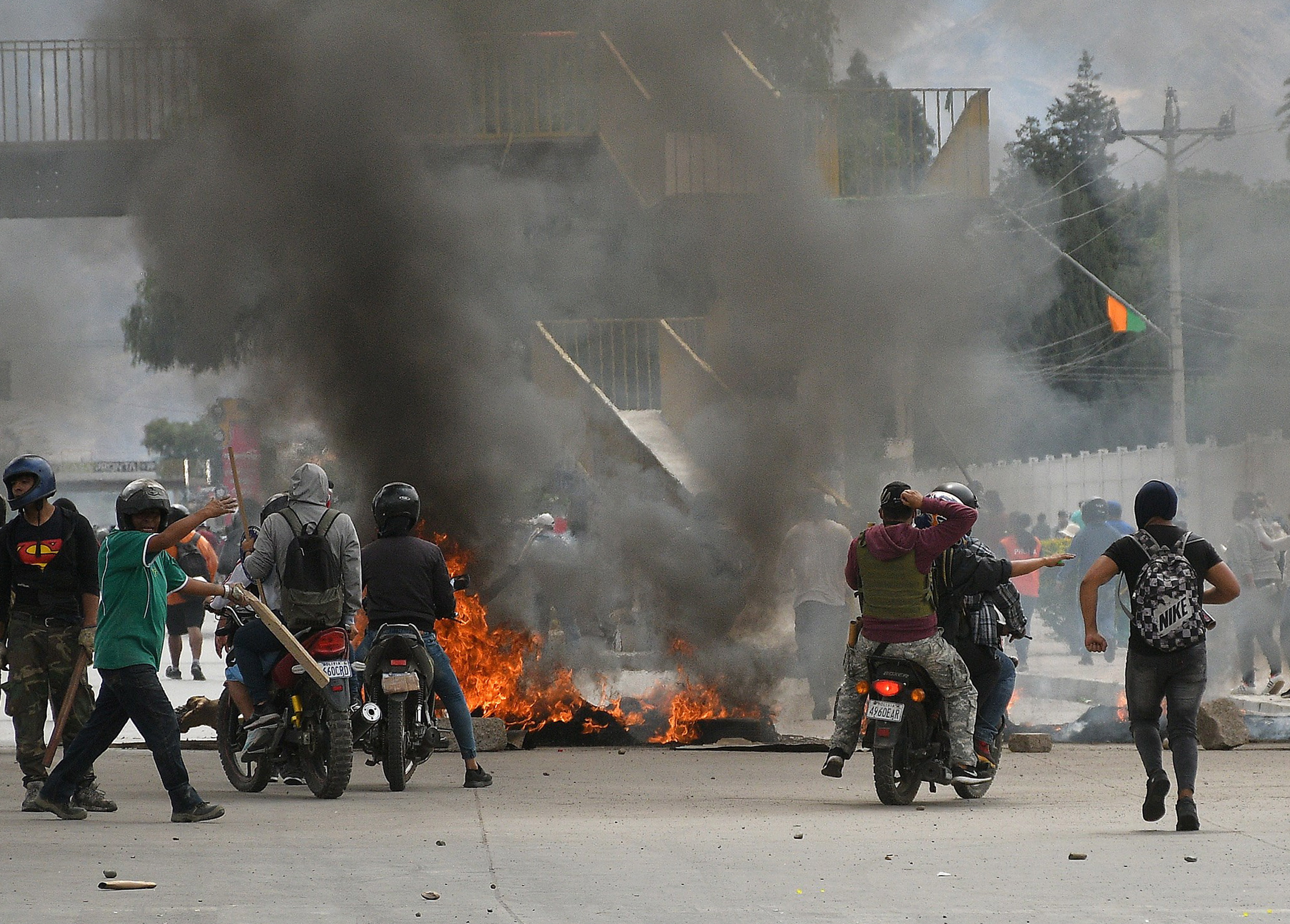 epa07977670 Demonstrators supporting President Evo Morales clash with those of the opposition in Cochabamba, Bolivia, 06 November 2019. Clashes erupted in the center of Cochabamba between defenders and detractors of the country’s president, as police attempted to contain the violence. Protests for and against Evo Morales the President of Bolivia started on 21 October 2019 after claims of electoral fraud in favor ob Morales.  EPA/Jorge Abrego