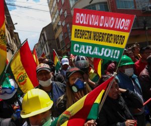 epa07984179 Bolivian citizens protect an entrance to Plaza Murillo, where policemen have withdrawn to, in La Paz, Bolivia, 09 November 2019. Several Bolivian Police units have mutinied in various parts of the country in disagreement with the actions of President Evo Morales over the crisis that Bolivia is going through since the last elections, as he defends his victory at the polls against the allegations of fraud from opposition and civic committees who do not recognize the president's victory for a fourth consecutive period, and demand his resignation and that new elections be called.  EPA/Martin Alipaz