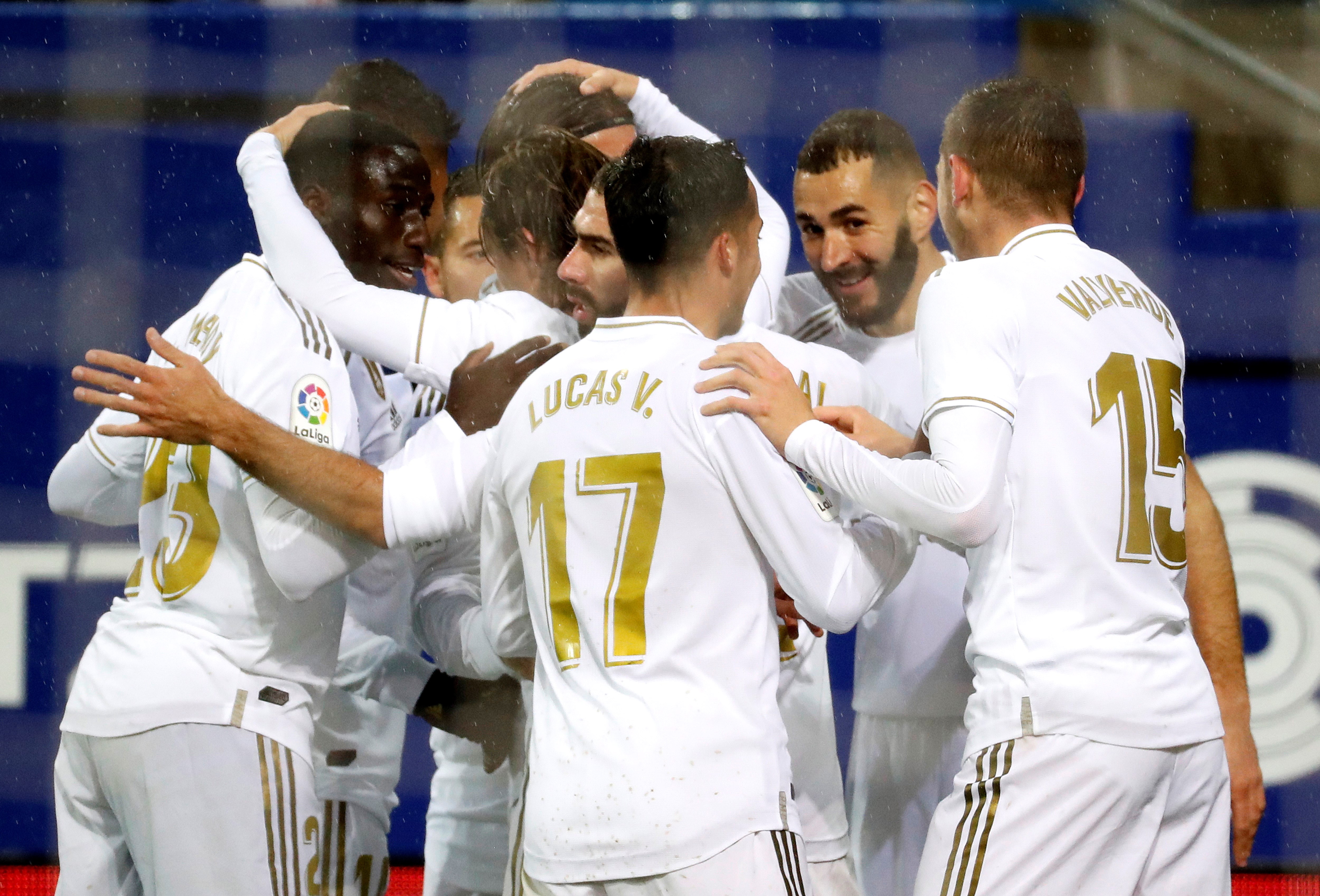 epa07984346 Real Madrid's French striker Karim Benzema (2-R) celebrates with teammates after scoring the opening goal against SD Eibar during their Spanish LaLiga Primera Division soccer match played at the Ipurua stadium in Eibar, northern Spain, 09 November 2019.  EPA/Juan Herrero