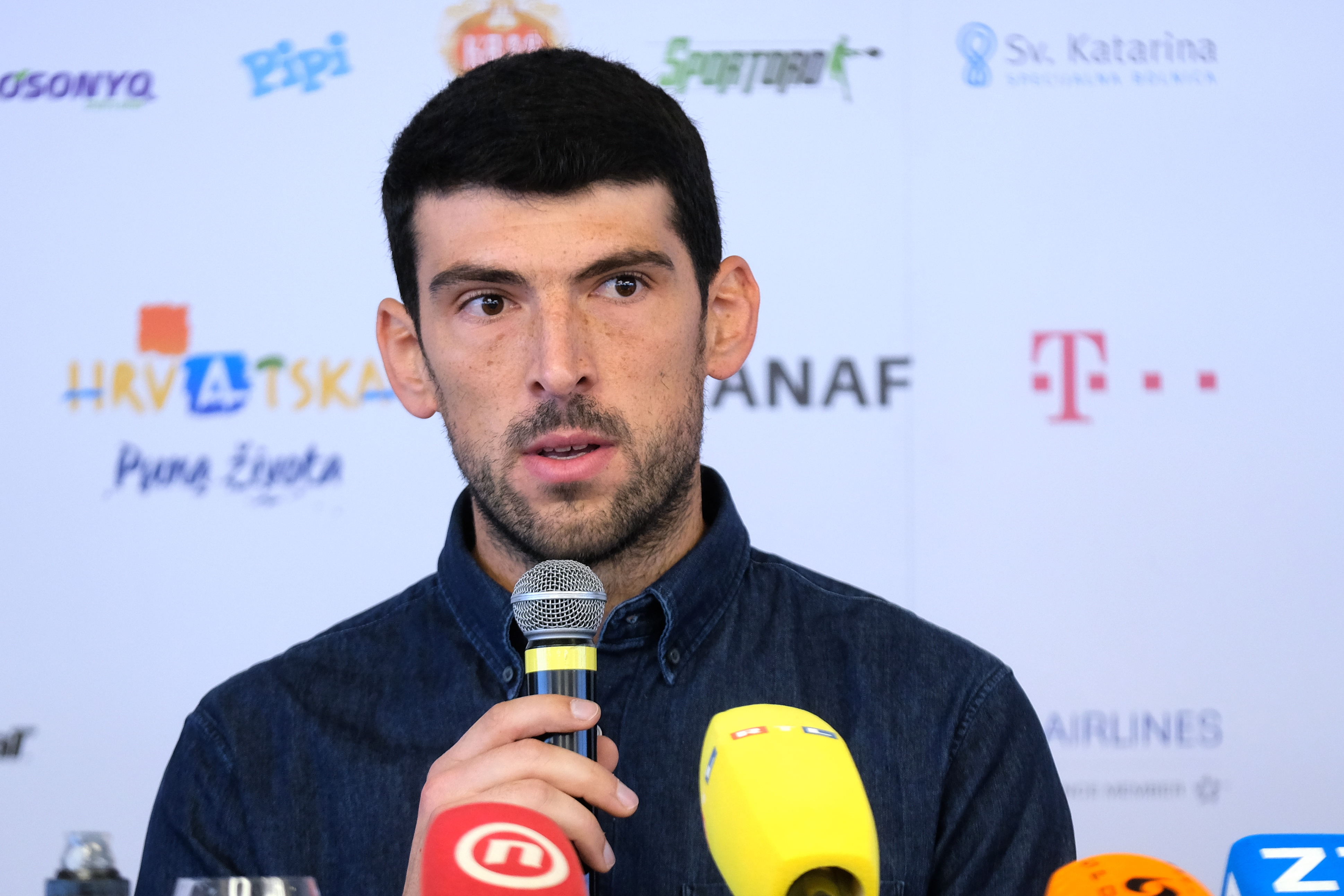 Zagreb, 11.11.2019 - Konferencija za medije Hrvatskog teniskog saveza kojoj su, dan uoči odlaska na završni turnir Davis Cupa u Madridu nazočili članovi reprezentacije koji brane prošlogodišnji naslov pobjednika.
Na fotografiji Franko Škugor.
foto HINA/ Edvard ŠUŠAK/ es