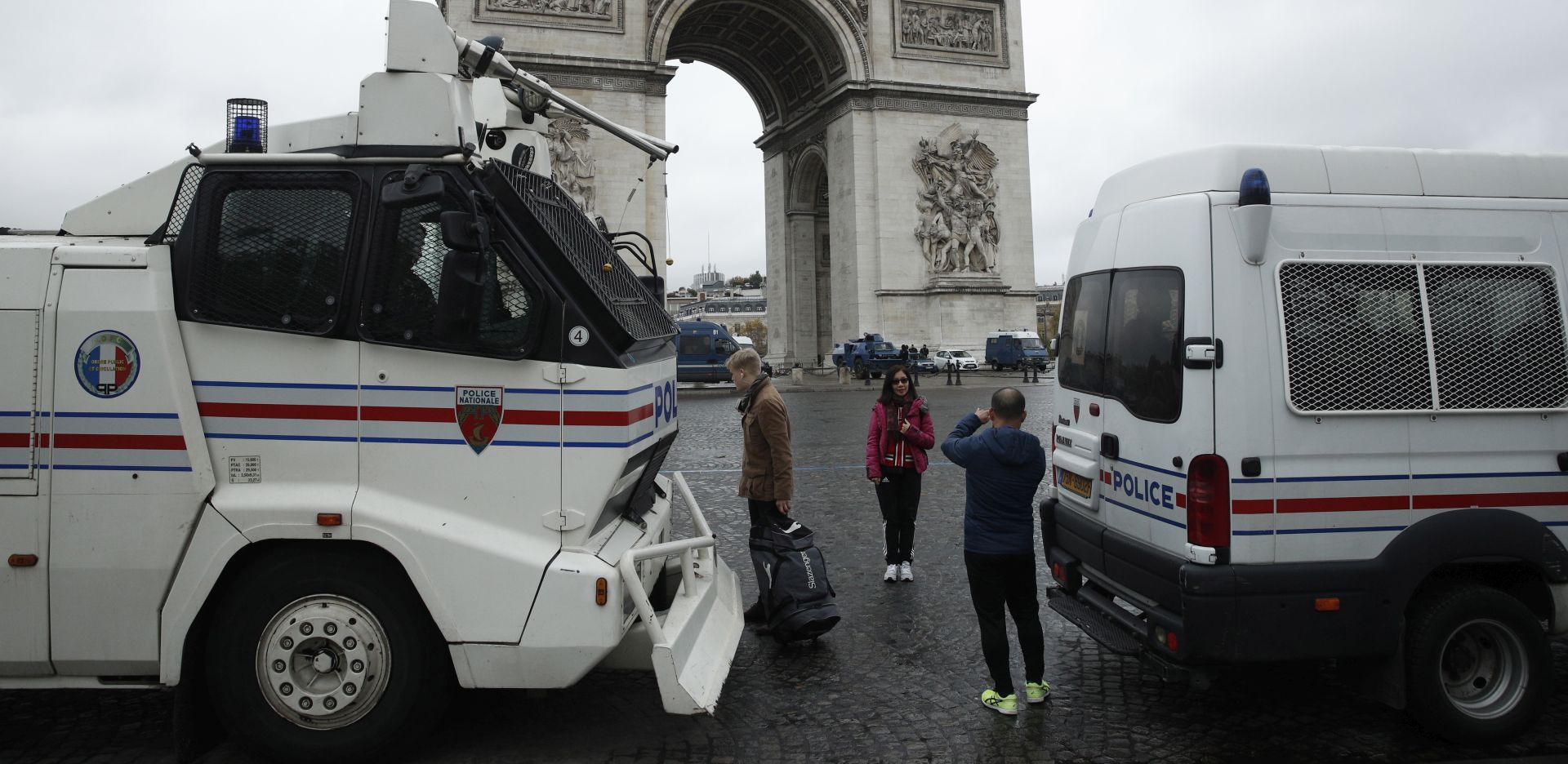 epa08001064 Riot police and gendarmes secure a perimeter around the Arc de Triomphe to prevent 'Gilets Jaunes' (Yellow Vests) protests during the 'Act 53' demonstration (the 53rd consecutive national protest on a Saturday) in Paris, France, 16 November 2019. The so-called 'gilets jaunes' (yellow vests) call for a massive demonstration in Paris to mark the one-year anniversary of this protest movement.  EPA/YOAN VALAT