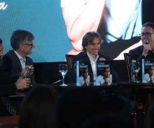 Zagreb, 17.11.2019. - Predstavljanje knjige Luke Modrića "Moja igra". Na fotografiji Slaven Bilić, Luka Modrić, Tarik Filipović.
foto HINA/ Lana SLIVAR DOMINIĆ/ ml