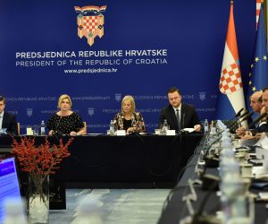 Zagreb, 19.11.2019. - U Uredu predsjednice Republike Hrvatske održan je drugi okrugli stol na temu fiskalne decentralizacije i regionalnog razvoja Republike Hrvatske na kojem je predsjednica Republike Kolinda Grabar-Kitarović predstavila prijedlog mjera za daljnju fiskalnu decentralizaciju i područni (regionalni) razvoj države. 
foto HINA/ Ured predsjednice/ ml
