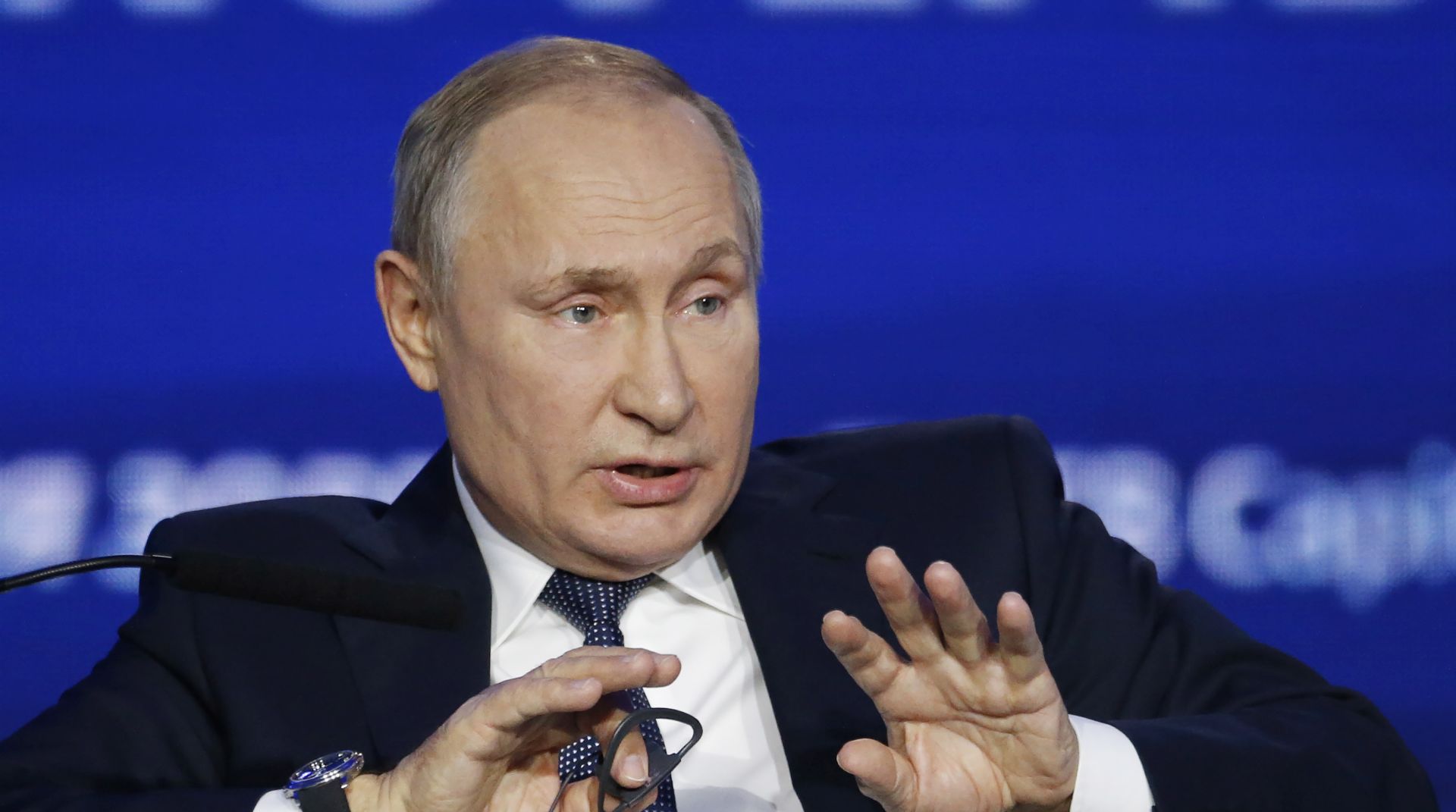 epa08011195 Russian President Vladimir Putin speaks during an annual VTB Capital 'Russia Calling!' Investment Forum in Moscow, Russia, 20 November 2019. The 11th annual  VTB Capital 'Russia Calling!' Investment Forum takes place on 20-22 November 2019.  EPA/ALEXANDER ZEMLIANICHENKO/POOL