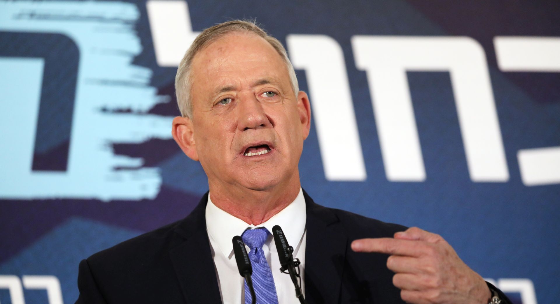epa08012017 Leader of the Blue and White Party Benny Gantz speaks in Tel Aviv, Israel, 20 November 2019. Gantz has until today midnight, a mandate to form a government coalition. According to reports, negotiations between the Likud Party and the Blue and White Party continued without any solution and Israel can go to third general elections in less than a year.  EPA/ABIR SULTAN