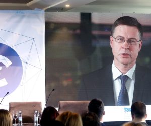 Zagreb, 22.11.2019. - Zaklada hrvatskog dravnog zavjeta i Zaklada Hanns Seidel, organizirale su zajedno s Wilfried Martens Center for European Studies iz Bruxellesa konferenciju "Buduænost eurozone kao valutne unije - Hrvatska na putu prema euru". Video linkom se prisutnima obratio potpredsjednik EK-a za ekonomiju Valdis Dombrovskis (na fotografiji). foto HINA/ Lana SLIVAR DOMINIÆ/ lsd