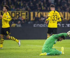 22 November 2019, North Rhine-Westphalia, Dortmund: Dortmund's goalkeeper Roman Bürki reacts after conceding during the German Bundesliga soccer match between Borussia Dortmund and SC Paderborn 07 at the Signal-Iduna-Park. Photo: David Inderlied/dpa - WICHTIGER HINWEIS: Gemäß den Vorgaben der DFL Deutsche Fußball Liga bzw. des DFB Deutscher Fußball-Bund ist es untersagt, in dem Stadion und/oder vom Spiel angefertigte Fotoaufnahmen in Form von Sequenzbildern und/oder videoähnlichen Fotostrecken zu verwerten bzw. verwerten zu lassen.