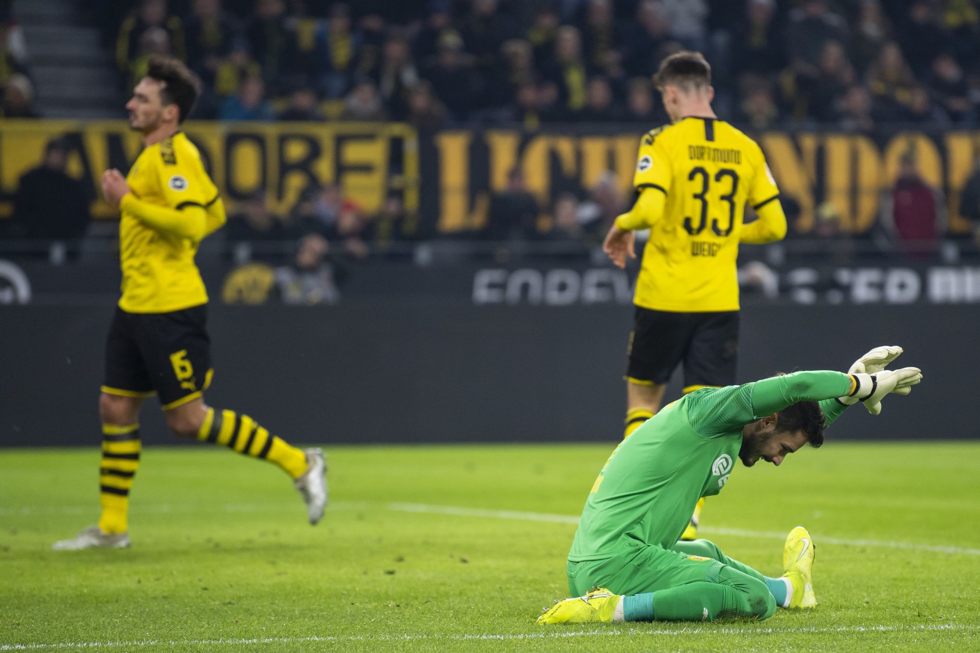 22 November 2019, North Rhine-Westphalia, Dortmund: Dortmund's goalkeeper Roman Bürki reacts after conceding during the German Bundesliga soccer match between Borussia Dortmund and SC Paderborn 07 at the Signal-Iduna-Park. Photo: David Inderlied/dpa - WICHTIGER HINWEIS: Gemäß den Vorgaben der DFL Deutsche Fußball Liga bzw. des DFB Deutscher Fußball-Bund ist es untersagt, in dem Stadion und/oder vom Spiel angefertigte Fotoaufnahmen in Form von Sequenzbildern und/oder videoähnlichen Fotostrecken zu verwerten bzw. verwerten zu lassen.