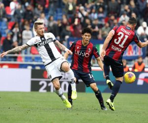 epa08022012 Bologna's Blerim Dzemaili (L) and Parma's Juraj Kucka (L) in action during the Italian Serie A soccer match  Bologna FC vs Parma Calcio at Renato Dall'Ara stadium in Bologna, Italy, 24 November 2019.  EPA/Elisabetta Baracchi