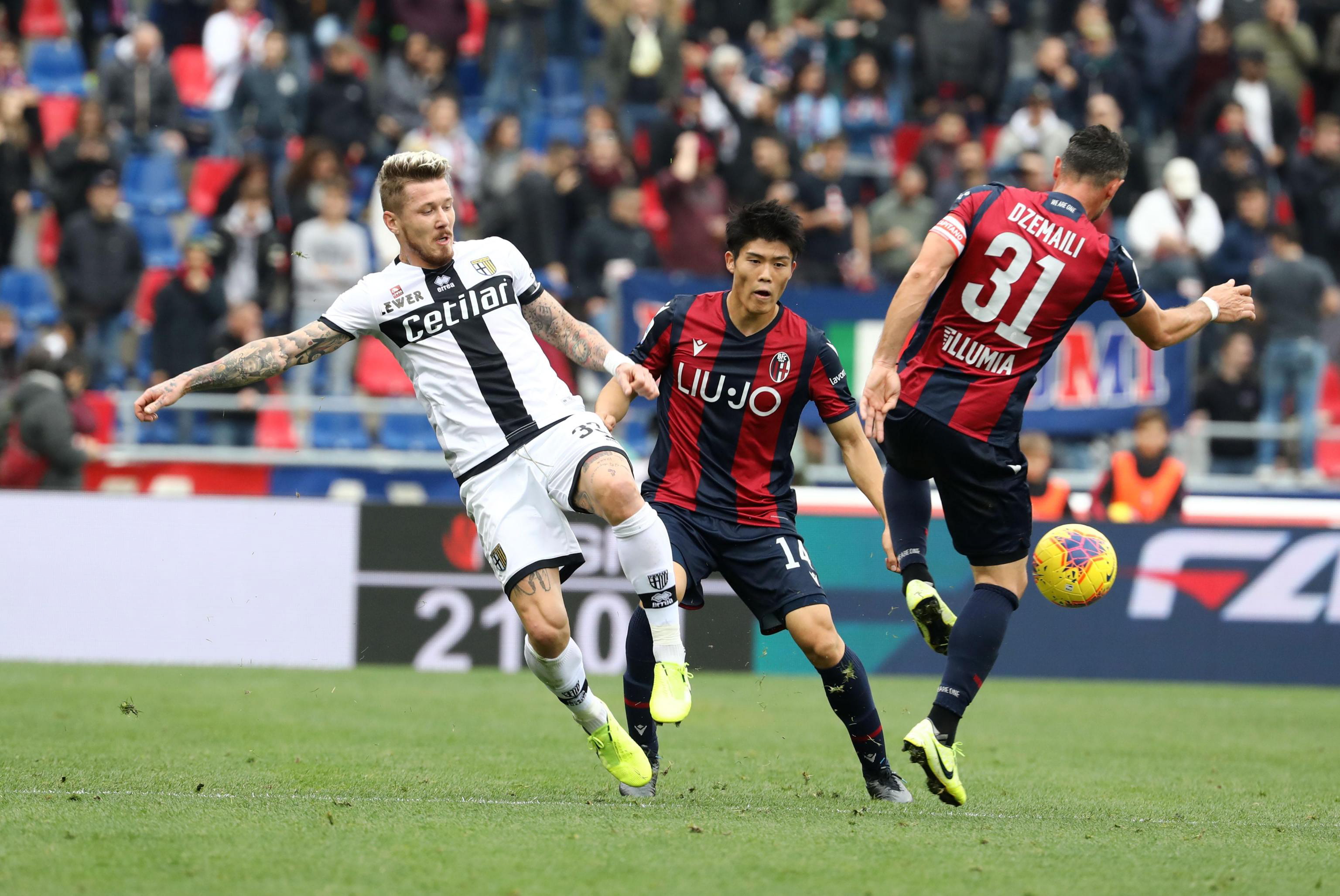 epa08022012 Bologna's Blerim Dzemaili (L) and Parma's Juraj Kucka (L) in action during the Italian Serie A soccer match  Bologna FC vs Parma Calcio at Renato Dall'Ara stadium in Bologna, Italy, 24 November 2019.  EPA/Elisabetta Baracchi