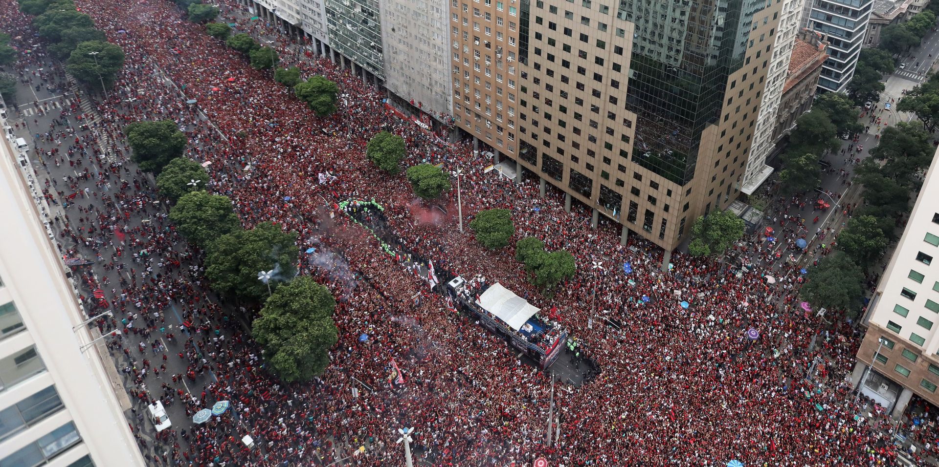 epa08022891 Flamengo's players celebrate with fans during a parade for their team's victory during the Copa Libertadores final in Lima against River Plate, in Rio de Janeiro, Brazil, 24 November 2019.  EPA/Fabio Motta