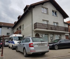 Zagreb, 27.11.2019 - Policija je u srijedu u jutarnjim satima poèela akciju uhiæenja pripadnika dvije kriminalne organizacije koje su, prema neslubenim informacijama, pribavljali informacije i izraðivali dokumente za mafijake skupine s podruèja Srbije i Grne Gore. Na fotografiji pretraga kuæe osumnjièenika u zagrebaèkom naselju Kozari bok. 
foto HINA/ Dario GRZELJ/ ik
