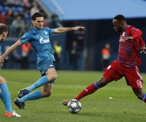 epa08029434 Magomed Ozdoev (C) of Zenit and Moussa Dembele of Lyon (R) in action during the UEFA Champions League group G soccer match between Zenit St Petersburg and Olympique Lyon in Saint Petersburg, Russia, 27 November 2019.  EPA/ANATOLY MALTSEV