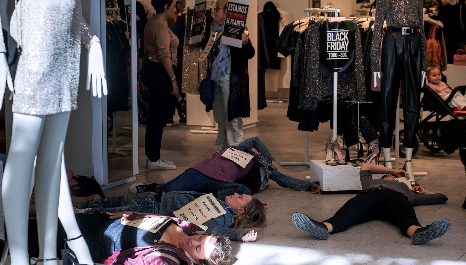 epa08033130 Several activist of Extinction Rebellion Ibiza group take part in a protest action against Black Friday sales at a shop on Ibiza island, eastern Spain, 29 November 2019. Black Friday is a popular annual shopping day around the globe.  EPA/Sergio G. Canizares
