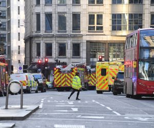epa08033217 Police at the scene of an incident at London Bridge in London, Britain, 29 November 2019. According to reports, a man has been detained after police officers were called to a stabbing at London Bridge. Several people have been injured.  EPA/FACUNDO ARRIZABALAGA