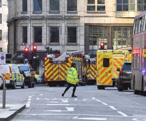 epa08033217 Police at the scene of an incident at London Bridge in London, Britain, 29 November 2019. According to reports, a man has been detained after police officers were called to a stabbing at London Bridge. Several people have been injured.  EPA/FACUNDO ARRIZABALAGA