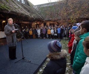 Zagreb, 30.11.2019 - U sklopu "Adventa u Zagrebu 2019." svečano je otvoren "Advent na Prekrižju". Na slici predsjednica Republike Kolinda Grabar-Kitarović.
Foto HINA/ Dario GRZELJ/ dag