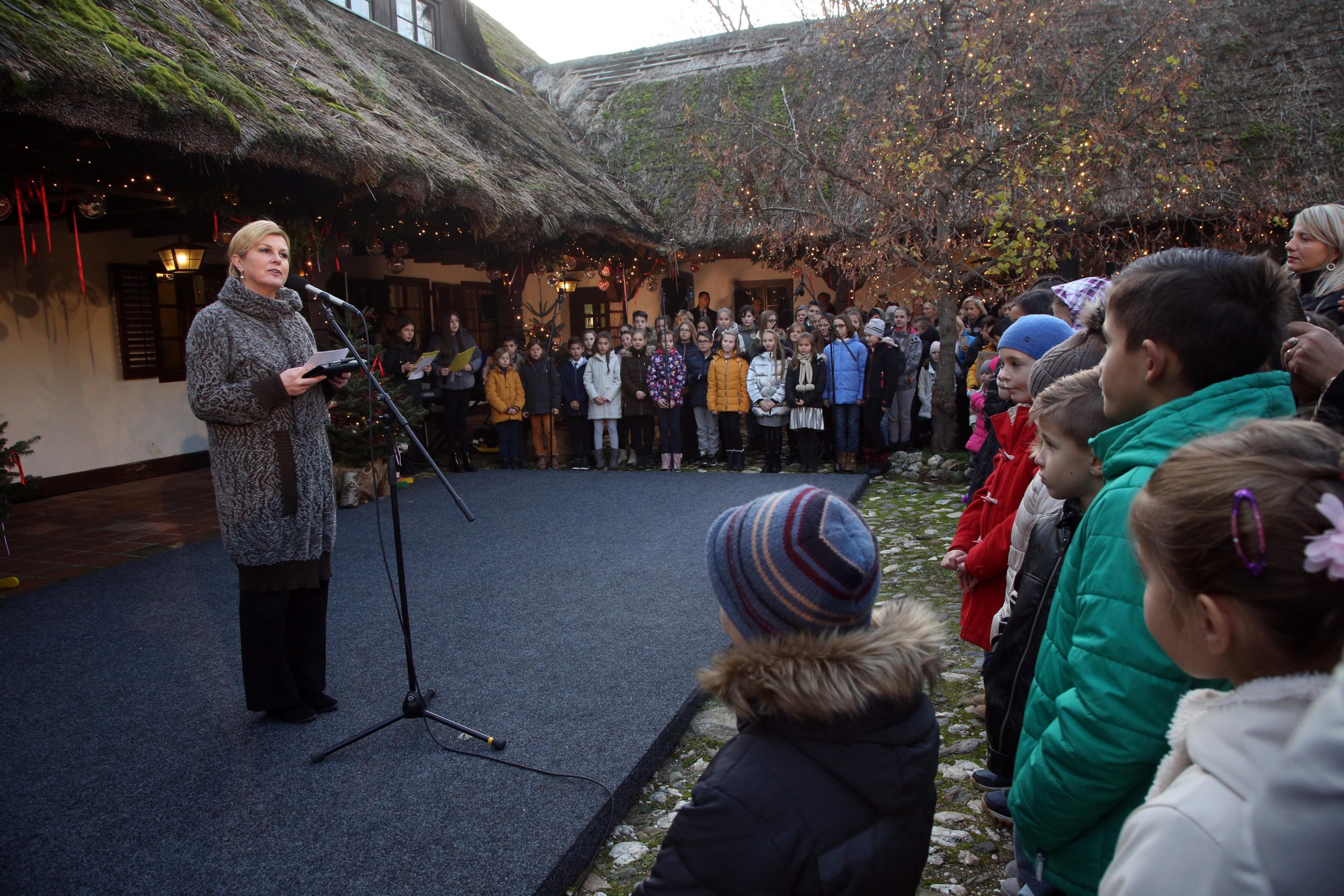Zagreb, 30.11.2019 - U sklopu "Adventa u Zagrebu 2019." svečano je otvoren "Advent na Prekrižju". Na slici predsjednica Republike Kolinda Grabar-Kitarović.
Foto HINA/ Dario GRZELJ/ dag