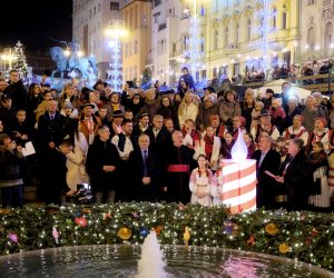 Zagreb, 30.11.2019. - U sklopu "Adventa u Zagrebu 2019." upaljena je prva svijeća na adventskom vijencu oko zdenca Manduševac.
Na fotografiji Milan Bandić.
foto HINA/ Edvard ŠUŠAK/ es