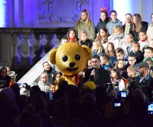 Dubrovnik, 30.11.2019. - Blagdanska rasvjeta upaljena je u subotu naveèer na dubrovaèkom Stradunu, èime je slubeno otvoren 6. Dubrovaèki zimski festival. foto HINA/ Baldo MARUNÈIÆ/ bm