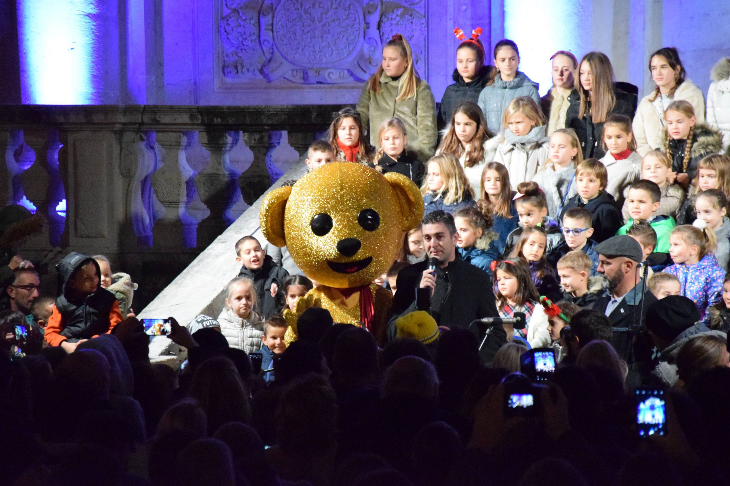 Dubrovnik, 30.11.2019. - Blagdanska rasvjeta upaljena je u subotu naveèer na dubrovaèkom Stradunu, èime je slubeno otvoren 6. Dubrovaèki zimski festival. foto HINA/ Baldo MARUNÈIÆ/ bm