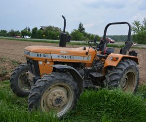 02.05.2018., Vrbovec, Haganj - Na drzavnoj prometnici u mjestu Haganj u popodnevnim satima dogodila se neobicna prometna nesreca u kojoj je vozac traktora izgubio nadzor jer mu je na traktoru otpao prednji uteg, na koji je naletio prednjim kotacima, uslijed cega je izgubio nadzor i sletio na oranicu uz prometnicu, a traktor je zavrsio 50-ak metara od prometnice. Nezgoda se dogodila na teritorijalnoj granici Koprivnicko-krizevacke i zagrebacke zupanije, pa je stoga traktorist zbog ozljeda prevezen u koprivnicku bolnicu, dok ce ocevid obavljati zagrebacka policija. 
Photo: Damir Spehar/PIXSELL