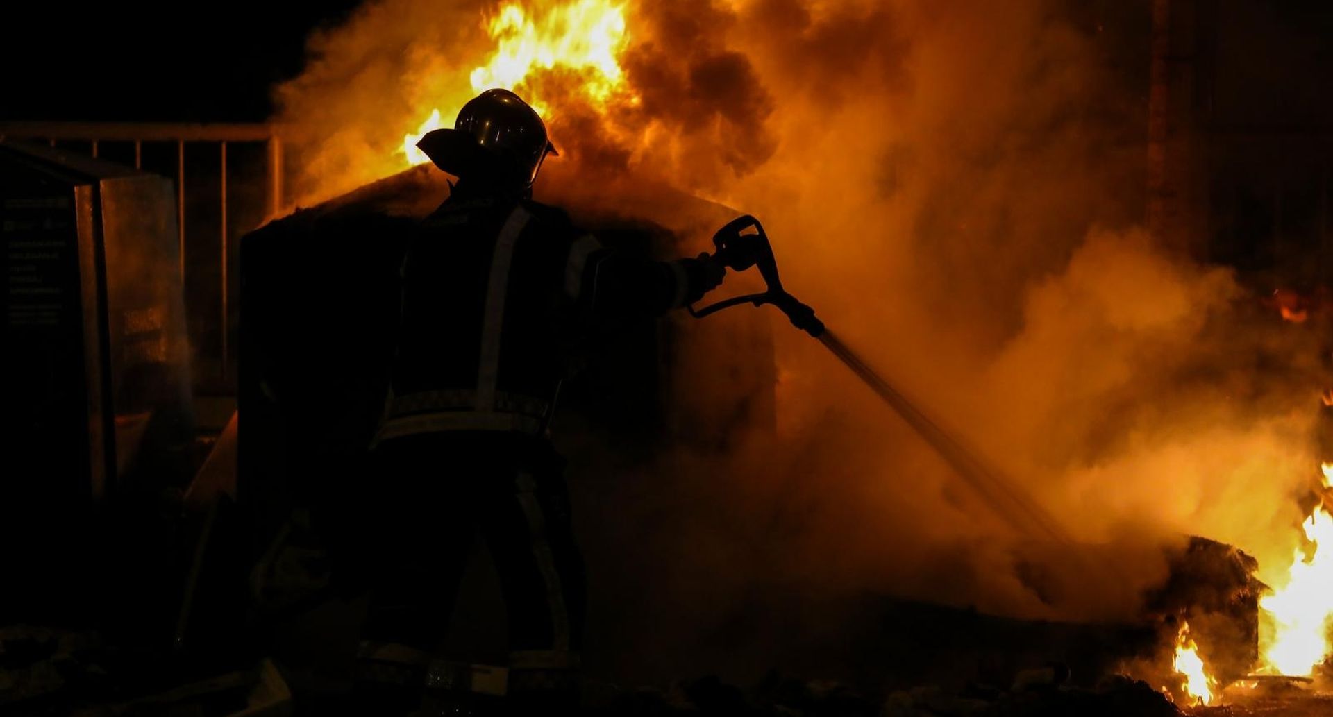 03.11.2019., Zagreb - Vatrogasci gase zapaljeni kontejner u naselju Kustosija kod Duvanjske ulice.
Photo: Jurica Galoic/PIXSELL