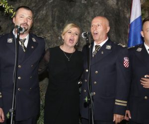 04.08.2019., Knin - Povodom proslave Dana pobjede i domovinske zahvalnosti i Dana hrvatskih branitelja, te 24. obljetnice vojno-redarstvene operacije  Oluja na platou ispred kninske tvrdjave odrzan je svecani prijem potpredsjednika Vlade RH i ministra obrane Damira Krsticevica, potpredsjednika Vlade i ministra unutarnjih poslova Davora Bozinovica i ministra hrvatskih branitelja Tome Medveda za ratne zapovjednike iz Domovinskog rata. Kolinda Grabar Kitarovic
Photo: Dusko Jaramaz/PIXSELL