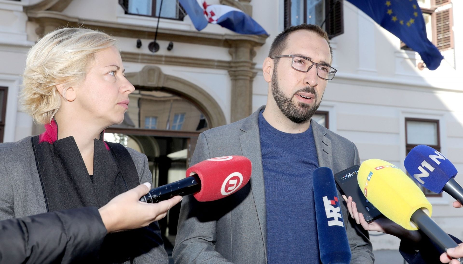 04.10.2019., Zagreb - Politicka platforma Mozemo odrzala je ispred Banskih dvora konferenciju za medije na kojoj su Tomislav Tomasevic i Danijela Dolenec na zadnji dan roka za prijave koristenja mjere subvencioniranih stambenih kredita govoriti o toj mjeri te ukupnoj stambenoj politici u Hrvatskoj.
Photo: Patrik Macek/PIXSELL