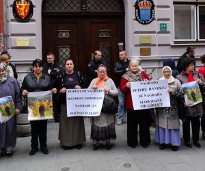 05.11.2019., Sarajevo, Bosna i Hercegovina - Mirno okupljanje ispred Veleposlanstva Svedske u Sarajevu u organizaciji Udruzenja zrtava i svjedoka genocida povodom odluke Komiteta Kraljevske svedske akademije nauka da Nobelovu nagradu za knjizevnost dodijeli Peteru Handkeu, koji je javno opravdavao i podrzavo zlocince i zlocine pocinjene u BiH. 
Photo: Armin Durgut/PIXSELL