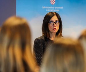 05.11.2019., Zagreb - Ministrica obrazovanja Blazenka Divjak sa suradnicima i izdavacima predstavila je novinarima tablete koje ce koristiti ucenici u projektu Skola za zivot. 
Photo: Jurica Galoic/PIXSELL