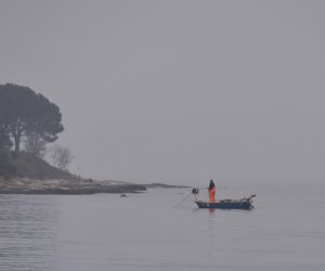 06.01.2018., Savudrija - Novinarska ekipa iz Muenchena radi specijalni prilog o stanju u Savudrijskoj vali nakon odluke Arbitraznog suda o razgranicenju Hrvatske i Slovenije. Zatekli su ribare nakon ulova. 
Photo: Dusko Marusic/PIXSELL