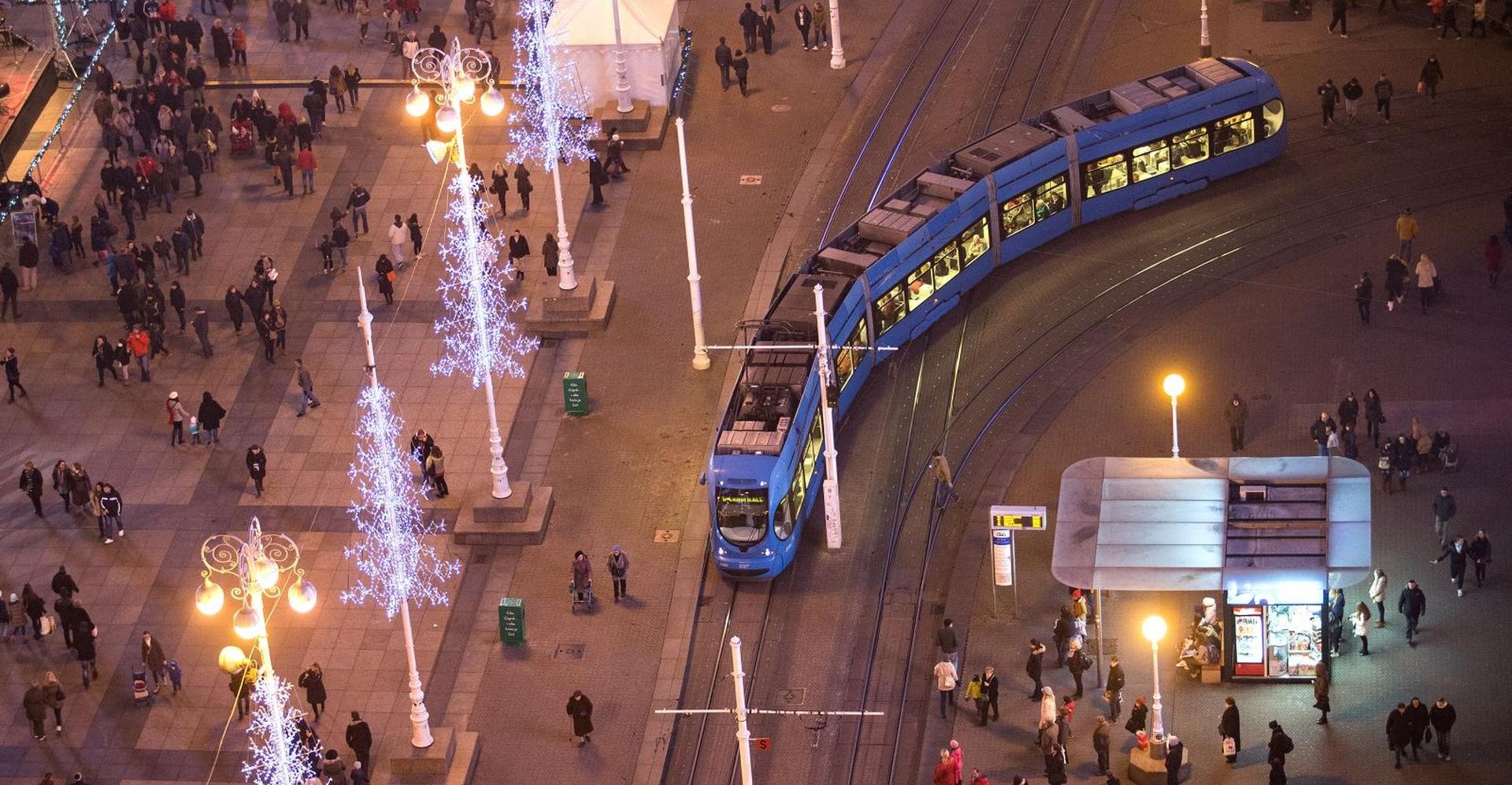 06.12.2015., Zagreb - Panoramski pogled s vidikovca Zagreb Eye na osvijetljene i okicene ulice u centru grada. Adventskom ugodjaju doprinijela je i gusta magla. 
Photo: Davor Puklavec/PIXSELL