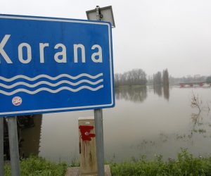 08.11.2017., Karlovac - Zbog jake kise porastao je vodostaj rijeke Korane. Na snazi je stanje obrane od poplave. Photo: Kristina Stedul Fabac/PIXSELL