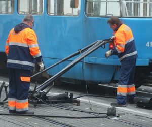 08.11.2019., Zagreb - Trg kralja Tomislava. Radi prometne nesrece izmedju dva tramvaja sav promet obustavljen na dijelu Tomislavovog trga. Djelatnici ZET-a saniraju stetu nastalu prilikom prometne nesrece. Photo: Sanjin Strukic/PIXSELL