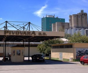 29.07.2010., Osijek - Clanovi Radnickog vijeca Osjecke pivovare sazvali su sastanak i pozvali novinare kojima je ulazak u krug tvornice bio zabranjen. Glavni ulaz u pivovaru. 
Photo: Davor Javorovic/PIXSELL