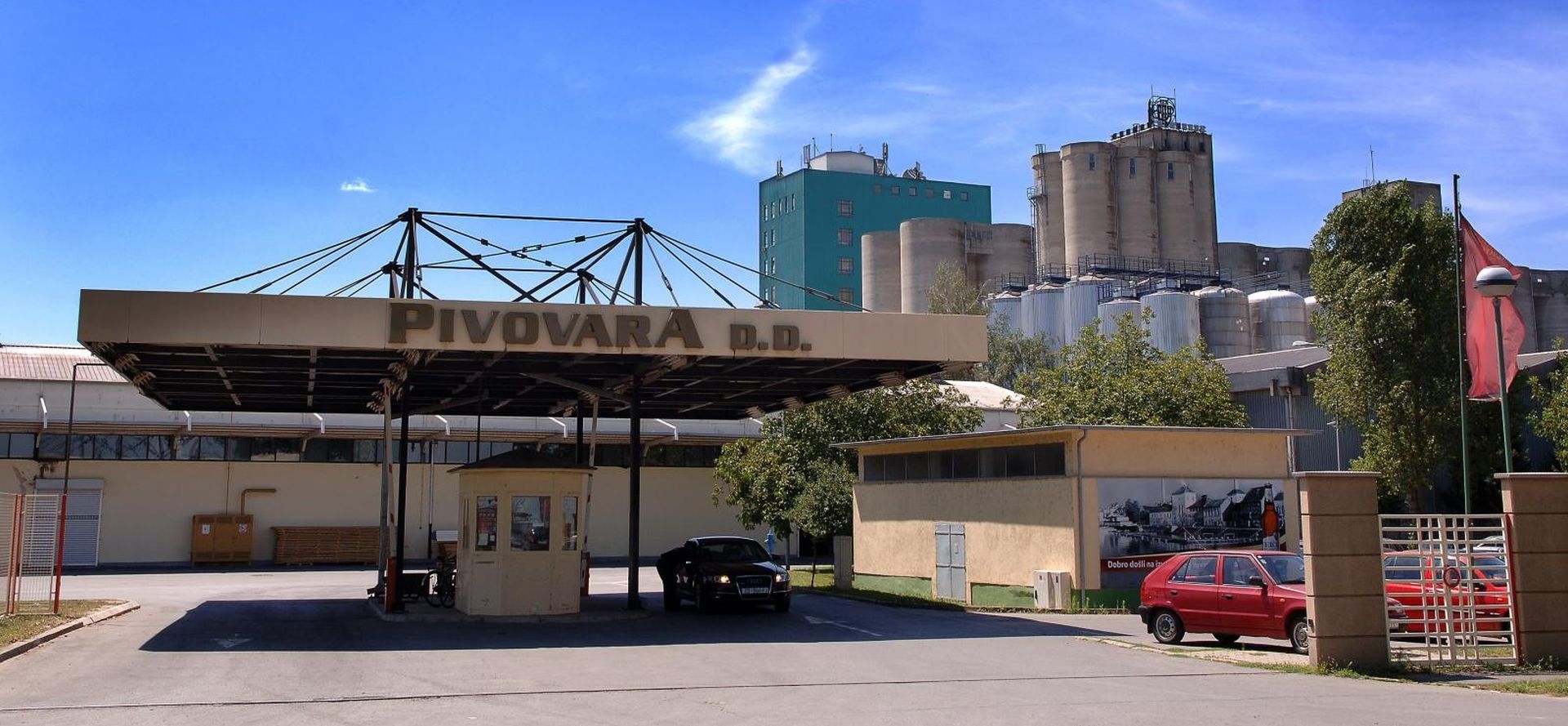 29.07.2010., Osijek - Clanovi Radnickog vijeca Osjecke pivovare sazvali su sastanak i pozvali novinare kojima je ulazak u krug tvornice bio zabranjen. Glavni ulaz u pivovaru. 
Photo: Davor Javorovic/PIXSELL