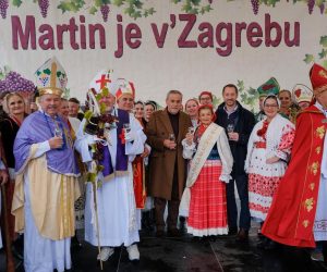 10.11.2019., Zagreb - Na Trgu bana Jelacica vinari i vinogradari Grada Zagreba i Zagrebacke zupanije, te KUD Prepustovec organizirali su tradicionalnu 19. po redu gradsku manifestaciju Martin je v Zagrebu, u sklopu koje je gradonacelnik Grada Zagreba Milan Bandic pozdravio izlagace i gradjane Grada Zagreba, a KUD Prepustovec uz pomoc 20-ak ceremonijalusa tj. Vinskih biskupa, ne samo zagrebackog dekanovinata, nego i iz ostalih vinorodnih hrvatskih upanija, izvrsili su ceremonijal krscenja mosta vu Mlado vino, tj. pucki prozvano Martinje. 
Photo: Tomislav Miletic/PIXSELL