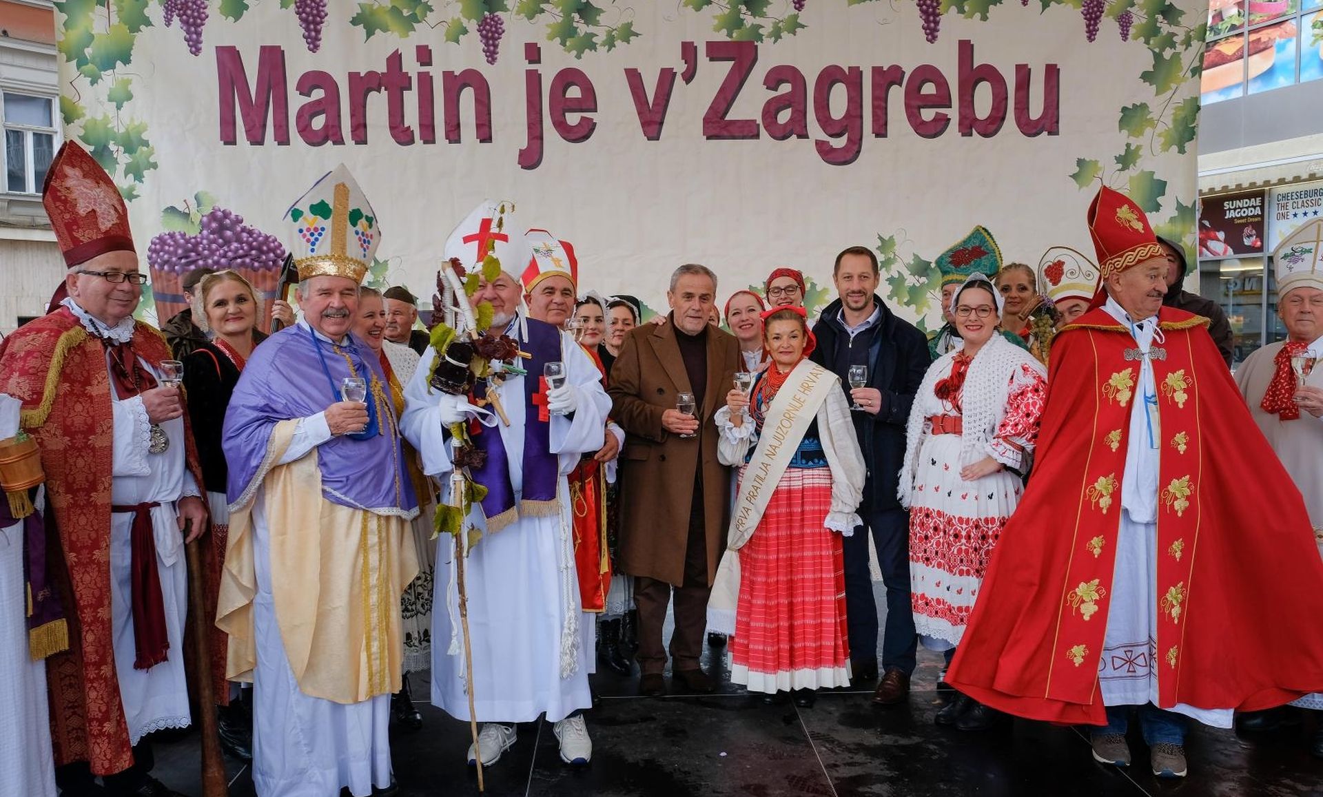 10.11.2019., Zagreb - Na Trgu bana Jelacica vinari i vinogradari Grada Zagreba i Zagrebacke zupanije, te KUD Prepustovec organizirali su tradicionalnu 19. po redu gradsku manifestaciju Martin je v Zagrebu, u sklopu koje je gradonacelnik Grada Zagreba Milan Bandic pozdravio izlagace i gradjane Grada Zagreba, a KUD Prepustovec uz pomoc 20-ak ceremonijalusa tj. Vinskih biskupa, ne samo zagrebackog dekanovinata, nego i iz ostalih vinorodnih hrvatskih upanija, izvrsili su ceremonijal krscenja mosta vu Mlado vino, tj. pucki prozvano Martinje. 
Photo: Tomislav Miletic/PIXSELL